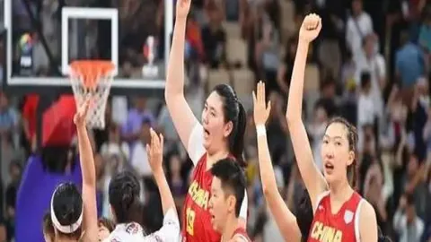 李海新黄牌引热议，刘越、黄健翔等热议不断，热议帖楼中45楼至107楼反响热烈